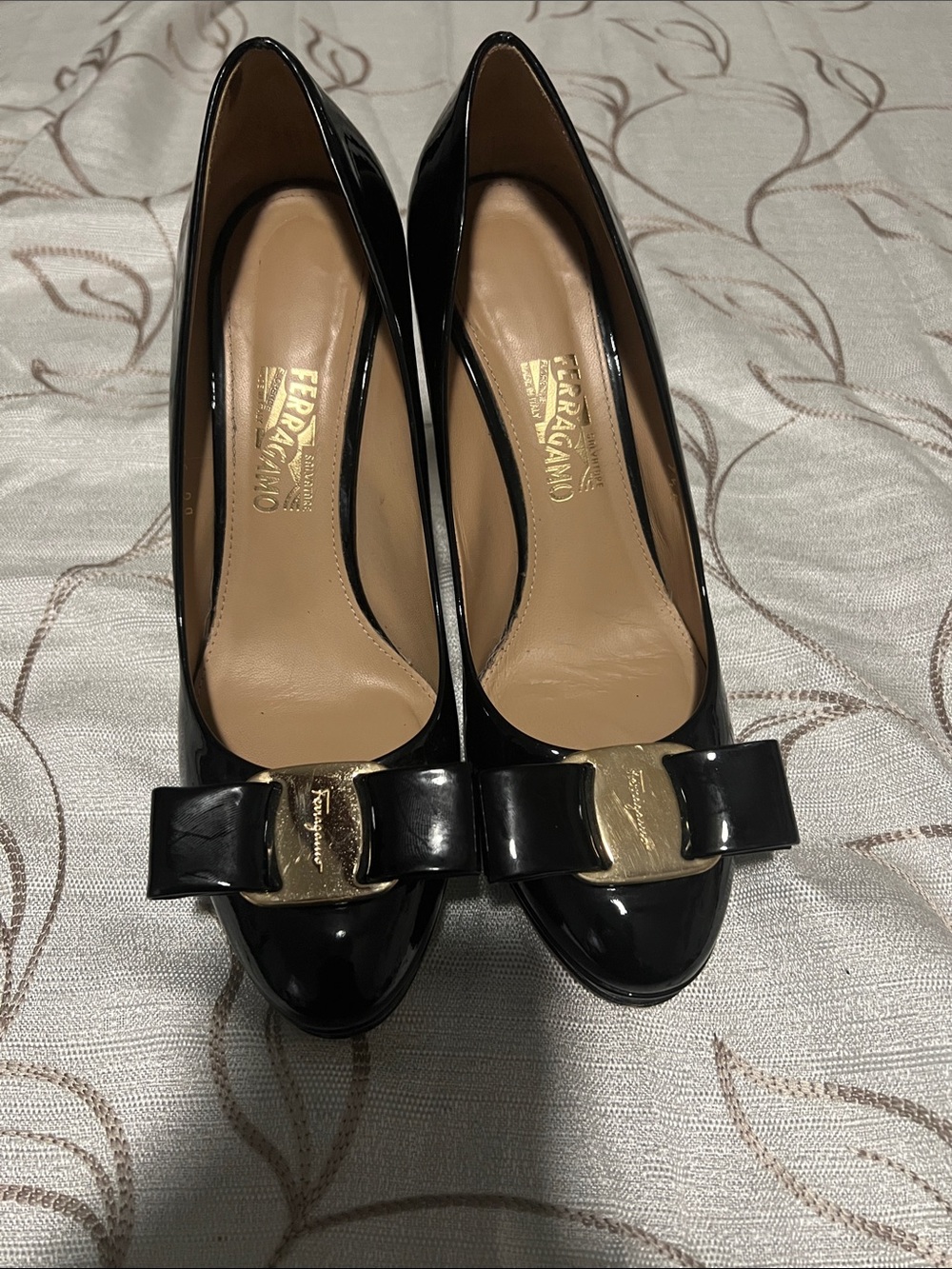 Salvatore Ferragamo Black Patent Leather Bow Pumps with Gold Plaque - Picture 3 of 11